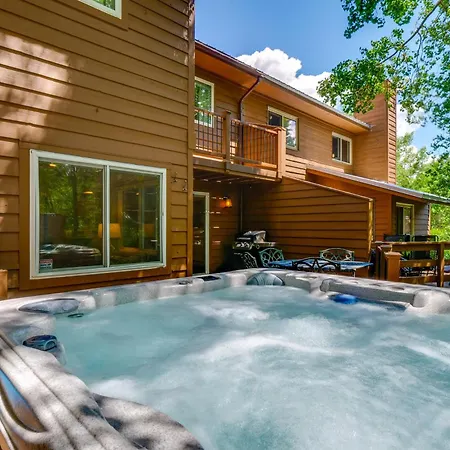 Family-Friendly Frisco Townhome With Deck And Hot Tub!